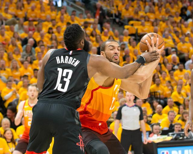 AYX中国官网-巴塞罗那关键时刻豪取连胜，志在欧篮联名次提升，悬念犹存，身体对抗强度拉满(巴塞罗那首发)